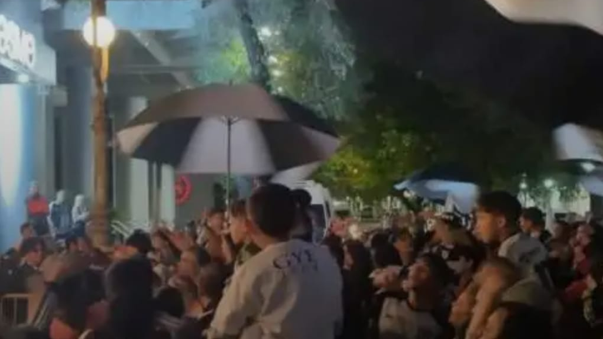 El clásico se empieza a jugar en la tribuna y el Lobo ya se hace sentir