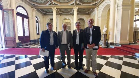 Los tres del medio. Pelegrina (Sociedad Rural), Ianizzotto (Coninagro) y Achetoni (FAA) .Clarín