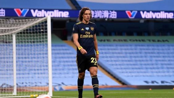 El defensor brasilero, David Luiz, tuvo un partido para el olvido y Manchester City no lo perdonó. Además, se fue expulsado en el complemento.