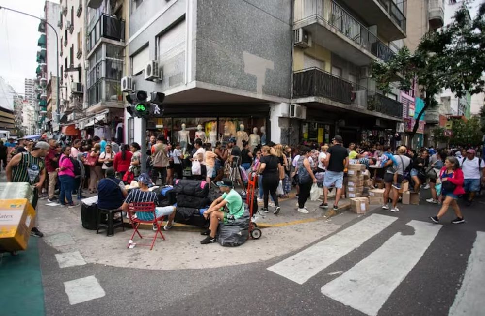 Una fila de más de una cuadra y media afuera de una librería en Once para comprar útiles escolares. - Gentileza / La Nación
