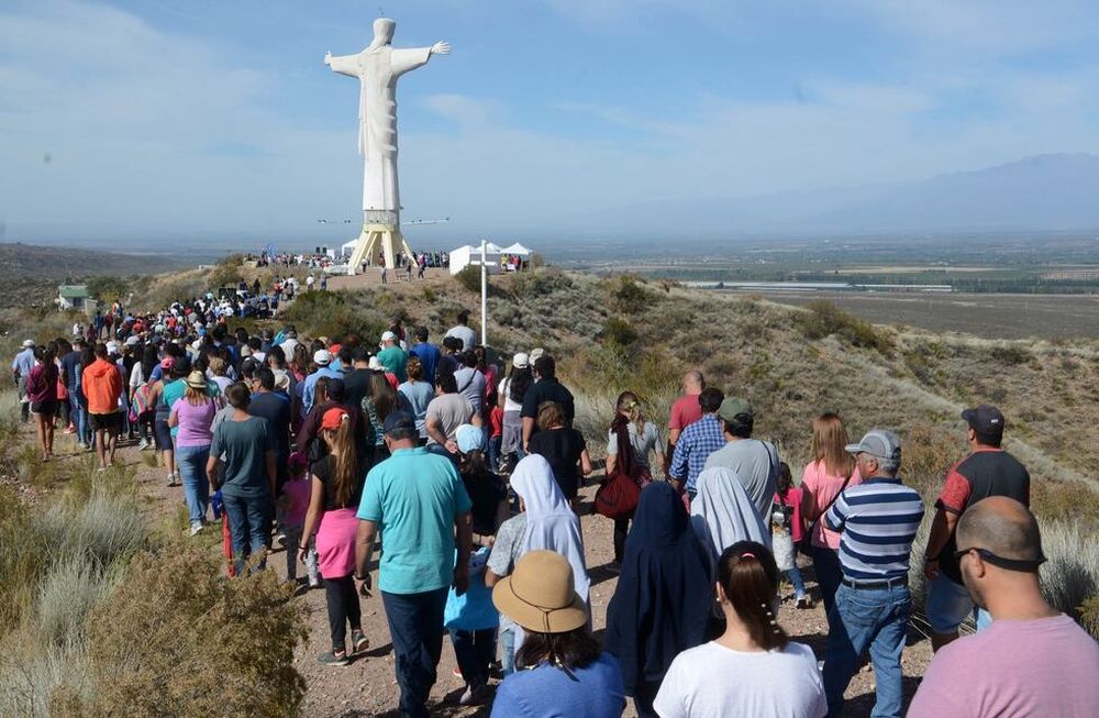 Debate por el aborto se coló en el Vía Crucis y Tupungato caminó en defensa de la vida