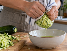 con 1 zucchini y 2 huevos: la receta facil para preparar una cena dorada sin usar harina