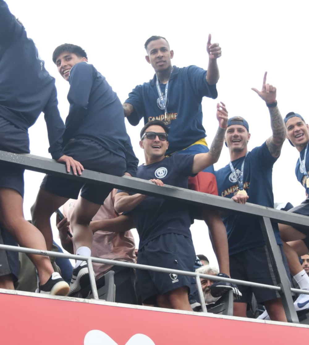 Капитан «Ньюэллс Олд Бойз» Себастьян Вилья вместе с Лучано Гомесом во время Синего каравана, захватившего город Мендоса.