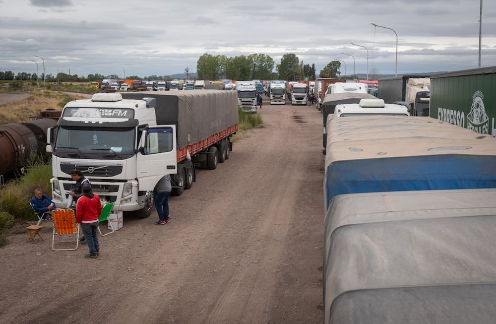 Camioneros varados que quieren cruzar a Chile denuncian malos tratos y ya se acumulan más de 3000 vehículos. Foto: Ignacio Blanco / Los Andes