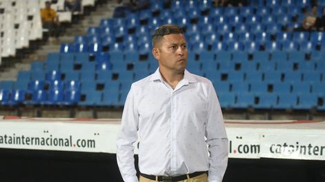 El Traductor. Diego Flores, DT del Tomba, parece estar rindiendo examen todos los partidos. / José Gutiérrez / Los Andes.