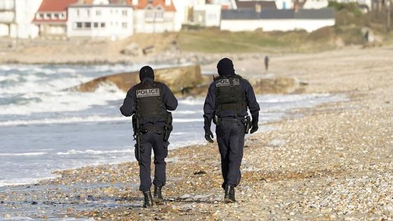 Un hombre de 76 años asesinó a otro de 46 por masturbarse en la playa nudista La Mama, en Francia.