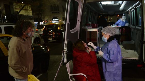 Unidad de testeo móvil del gobierno de la ciudad hisopó a vecinos para detectar la variante Delta de Covid 19 en la ciudad de Buenos Aires. Gentileza / Clarín