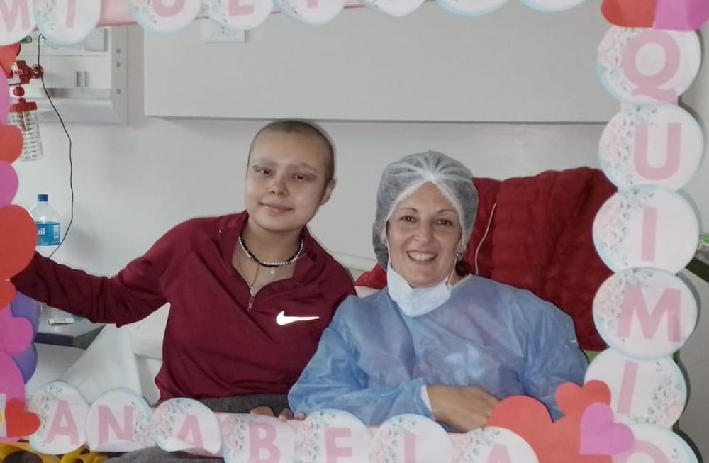 Ana junto a Estela, su maestra hospitalaria durante su estadía en el Notti, tras haber recibido la última quimio. Estos educadores trabajan en las salas al pie de la cama. | Foto: gentileza