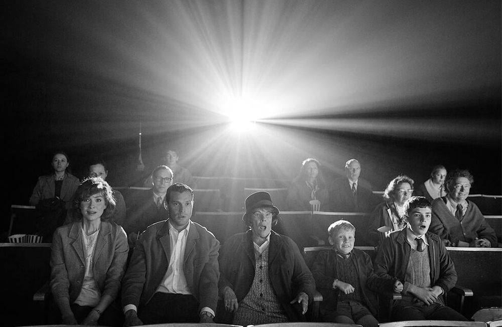 De izquierda a derecha, Caitriona Balfe, Jamie Dornan, Judi Dench, Jude Hill y Lewis McAskie en una escena de Belfast. (Rob Youngson/Focus Features vía AP)