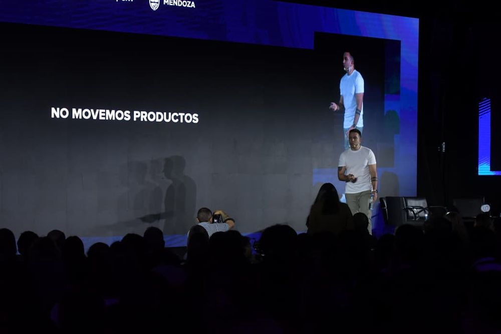 El ejecutivo explicó cómo se coordinan los centros de distribución, el transporte y la tecnología para cumplir con los plazos de entrega de las compras online.