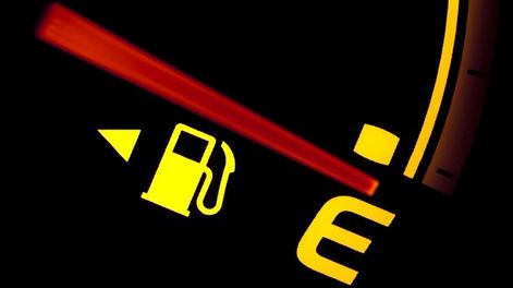 No son 5 ni 35: cuántos kilométros te deben quedar en el tanque antes de cargar nafta para no dañar el auto