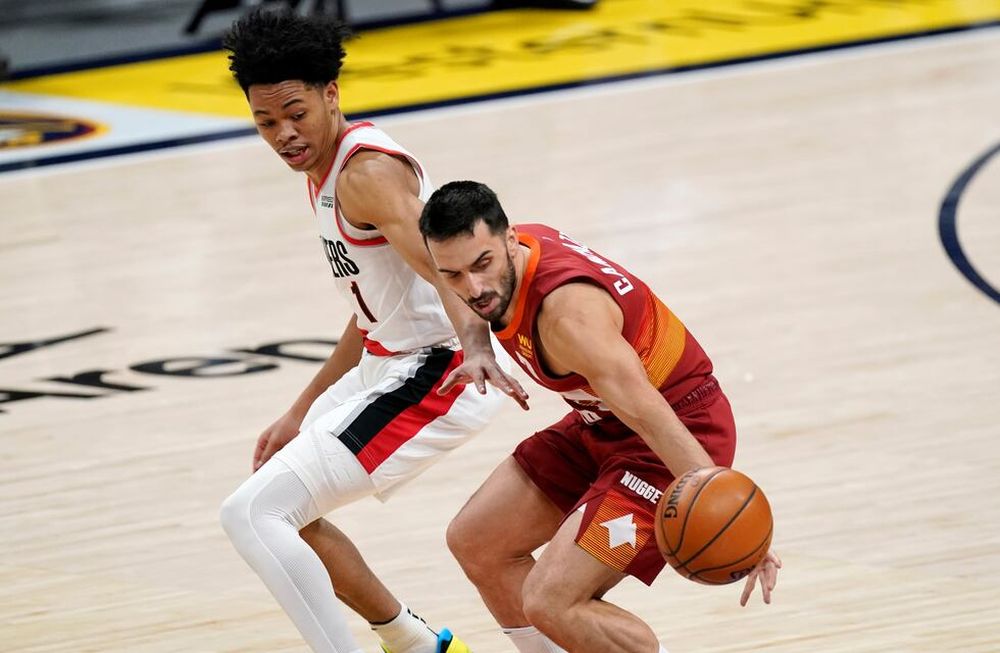 El base argentino, facundo Campazzo, no estuvo acertado anoche frente a Washington. A milésimas de la chicharra que marcó el final del partido, lanzó un tiro de tres, y lo erró. Lamento para Denver porque significaba la victoria.