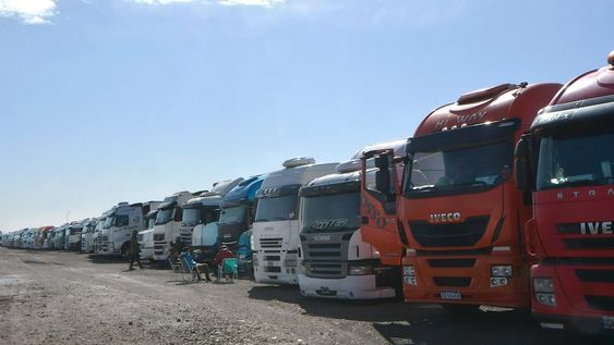 Por el temporal en alta montaña hay más de 1.600 camiones con destino a Chile varados en la provincia. Foto: Archivo / Orlando Pelichotti - Los Andes