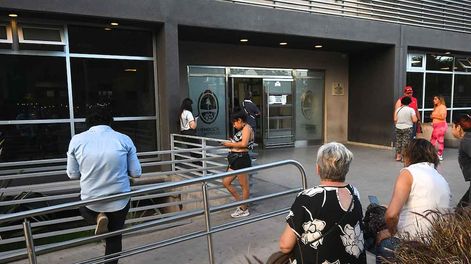 Los Andes | Si bien muchos otorgan los turnos por el 148, la gente conserva el hábito de asistir a solicitar un lugar, ante lo cual sólo les quedan los turnos excedentes de lo ya otorgado. | Foto: José Gutiérrez / Los Andes