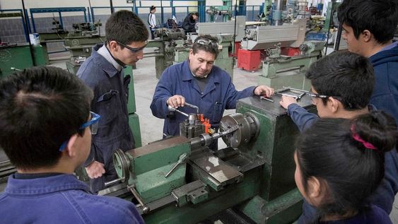 La escuela técnica de Mendoza presentó mayor cantidad de alumnos desconectados durante el primer semestre, en comparación a la escuela orientada. / Orlando Pelichotti