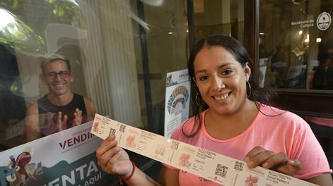 Gimena Dhuil fue la primera persona en comprar entrada remanente para la Vendimia. Llegó al teatro Independencia a las 23 del martes. (Orlando Pelichotti / Los Andes)