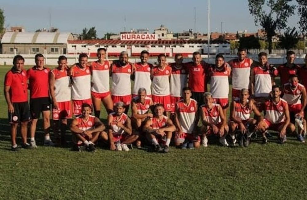 El plantel de Huracán Las Heras junto a su entrenador, Darío Alaniz. / Gentileza: Prensa Huracán LH.