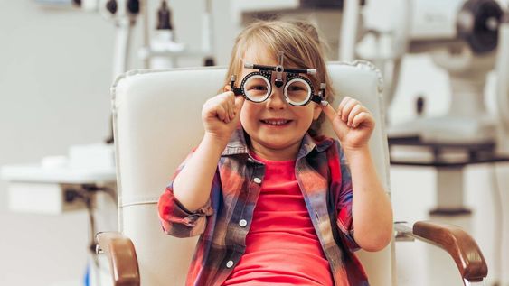 En la infancia temprana, que abarca desde el nacimiento hasta el inicio de la escolarización, las patologías oculares más frecuentes son la miopía, el astigmatismo, el estrabismo y el “ojo vago”. Foto: RUMBOS