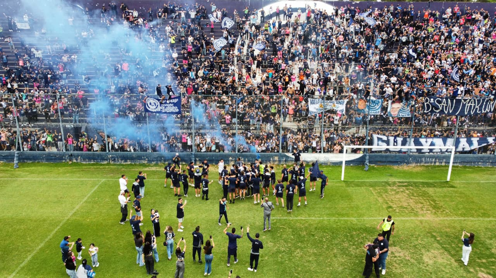 In het Bautista Gargantini-stadion beleefden de fans van Independiente Rivadavia een waar feest toen ze de kampioen van de Argentijnse beker verwelkomden.