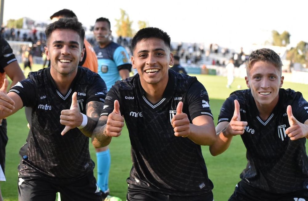 Los jugadores de Gimnasia celebran el triunfo ante Agropecuario. (Prensa Gimnasia).