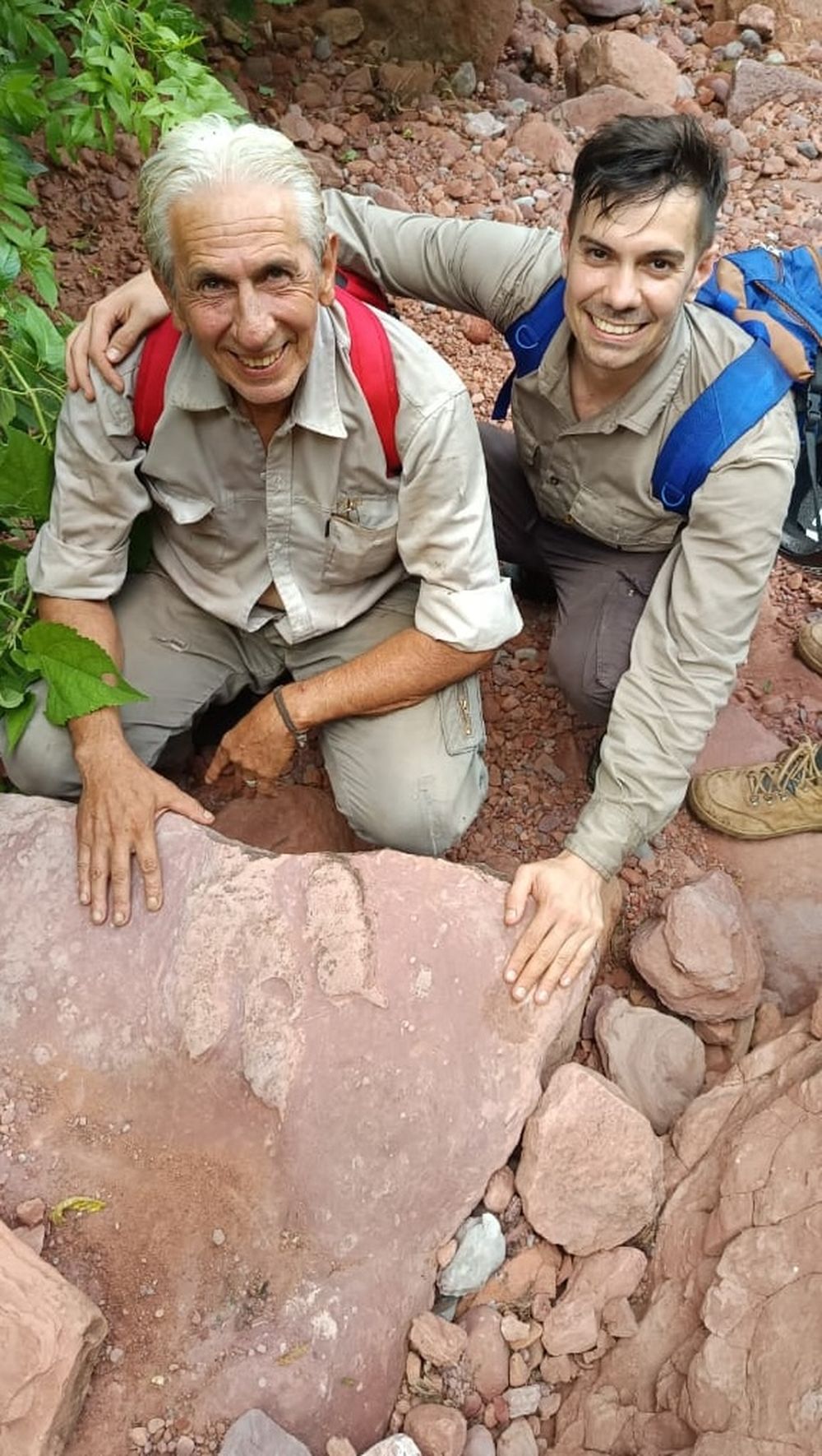 Propietario. El finquero Julio Sapag (izq.) y el geólogo Gabriel López Isla, en el sitio paleontológico, departamento de Santa Bárbara, Jujuy.  