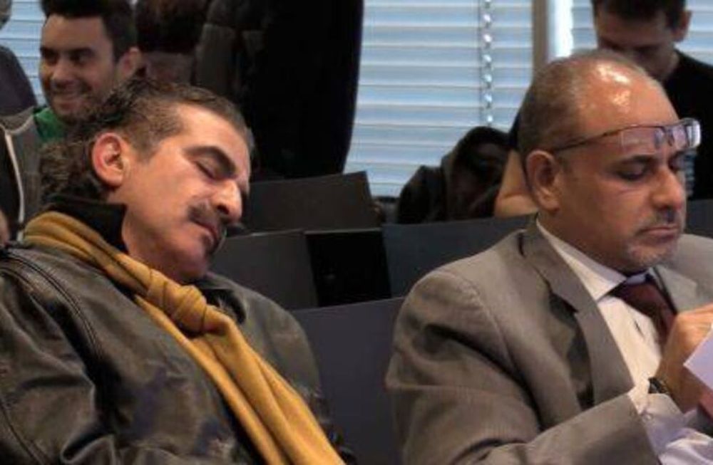 Insólito: un periodista se durmió en la presentación de una estrella de fútbol