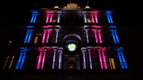 Los Andes | Tras la aprobación de la ley del cupo laboral trans, iluminaron la Casa Rosada con la bandera del orgullo