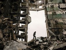 Un residente busca sus pertenencias en un edificio de apartamentos destruido durante los combates entre fuerzas ucranianas y rusas en Borodyanka, Ucrania.