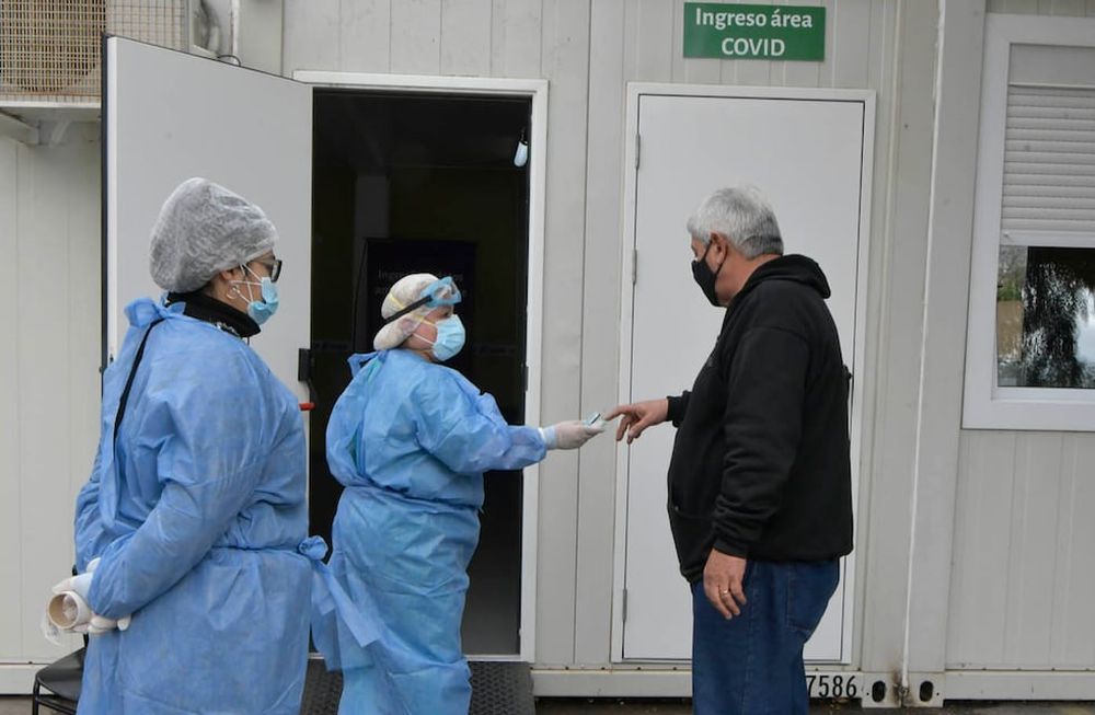 Mendoza 03 de mayo de 2021   SociedadInauguran ocho camas en la Unidad de Terapia Intensiva del Hospital del Carmen en Godoy CruzAvance del Covid 19, o Coronavirus. Doctores y enfermeros trabajan en las guardias e internaciones Foto: Orlando Pelichotti / Los Andes