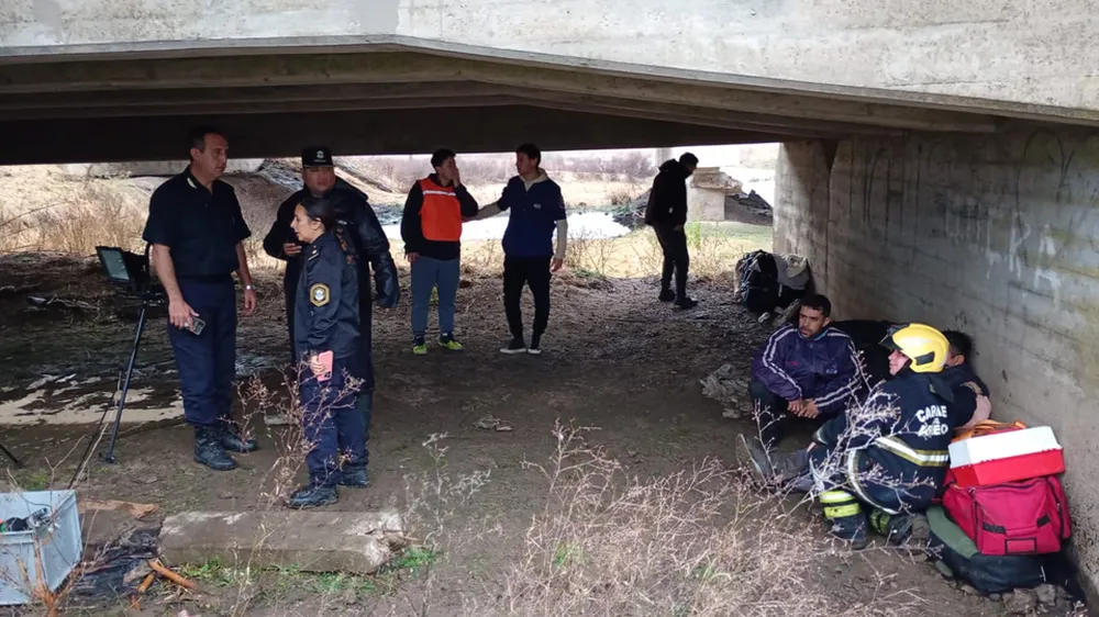 Bomberos y rescatistas retiraron a las personas atrapadas dentro del micro. 