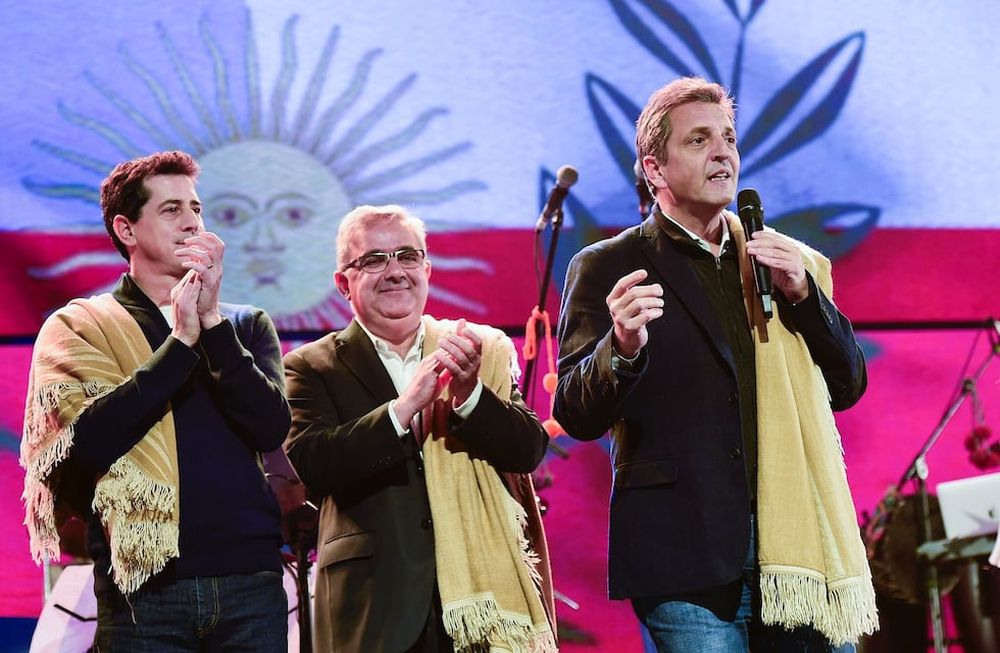 Sergio Massa viajó esta tarde a Catamarca junto a su par del gabinete Wado de Pedro, quien oficia de jefe de campaña del precandidato presidencial de Unión por la Patria. / Foto: Gentileza