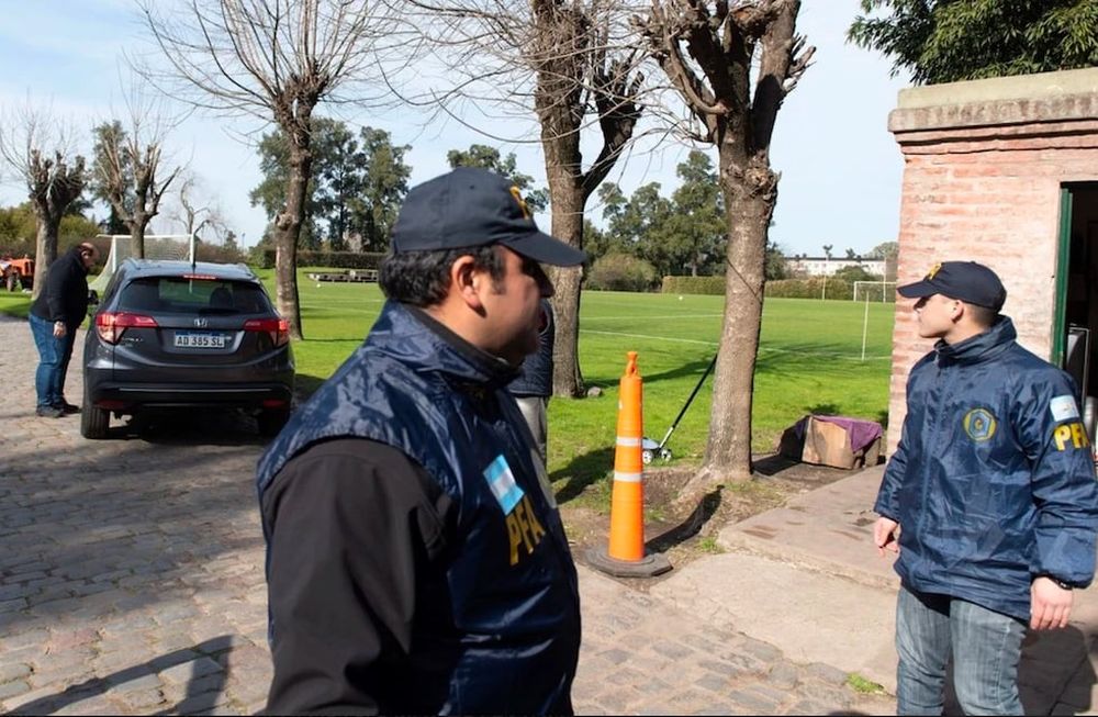 Realizaron un procedimiento en quinta Los Abrojos, lugar donde vive Mauricio Macri. Investigan si rompió la cuarentena que debía hacer tras volver de Europa junto a su familia.