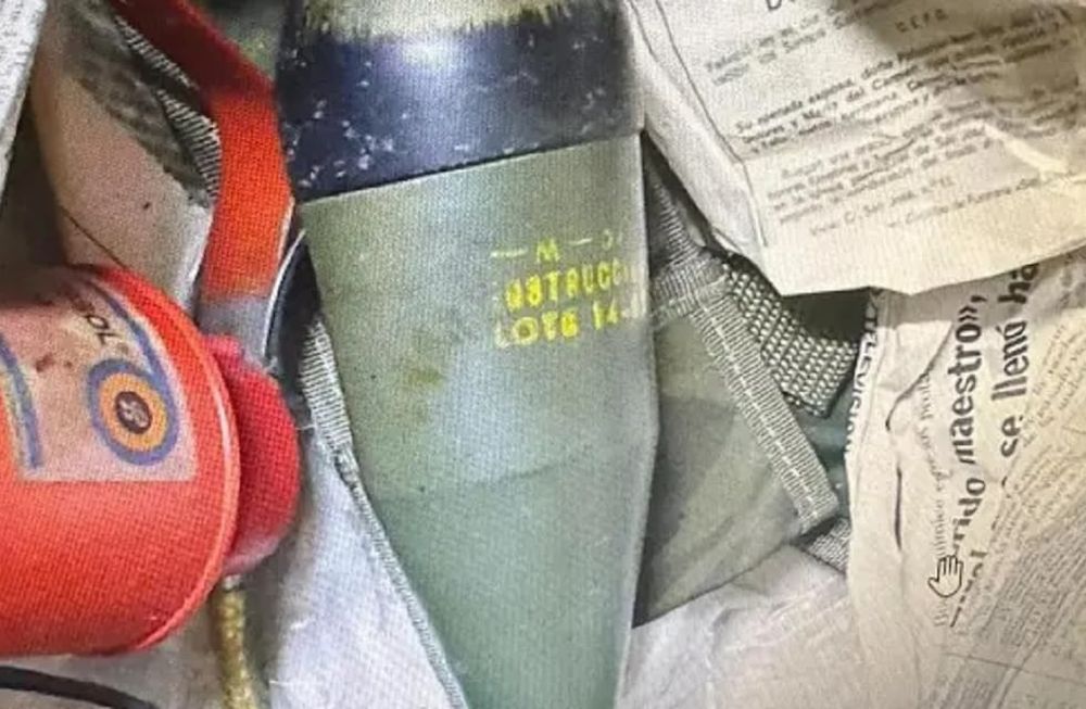 Una mujer encontró un misil mientras revisaba cajas de ropa vieja