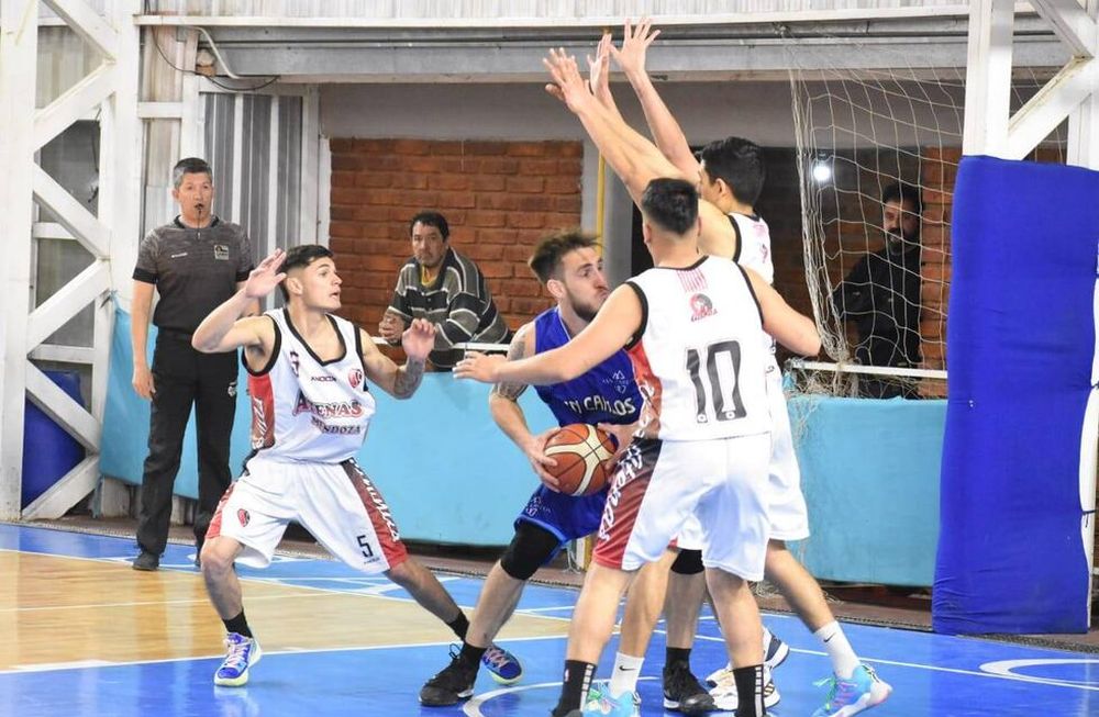 Por la primera fecha del certamen Clausura 2022 de la Superliga de Mendoza, San Carlos superó a Atenas por 77-72. / Gentileza: Prensa FBPM.