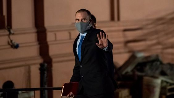 El ministro de Economía, Martín Guzmán, sale de la Casa Rosada. La versión del acuerdo hizo subir las acciones de empresas argentinas y bajar el riesgo país.