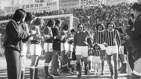 Los Andes | Gran gesto. Domingo 2 de junio del ‘74. La Lepra le hace el “pasillo” al Tomba (encabezado por el gran Chalo Pedone) por haberse clasificado al Nacional de ese año. Hoy sería impensado. / Gentileza Carina Pedone.
