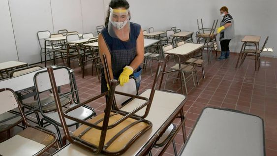 Una de las claves para que la “burbuja escolar” funcione. La limpieza debe ser permanente, igual que el uso de tapabocas. Foto: Orlando Pelichotti  / Los Andes