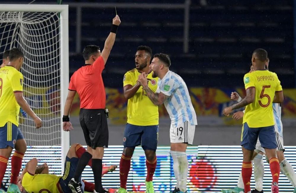 Otamendi cometió un penal innecesario y los hinchas argentinos no se lo dejaron pasar.
