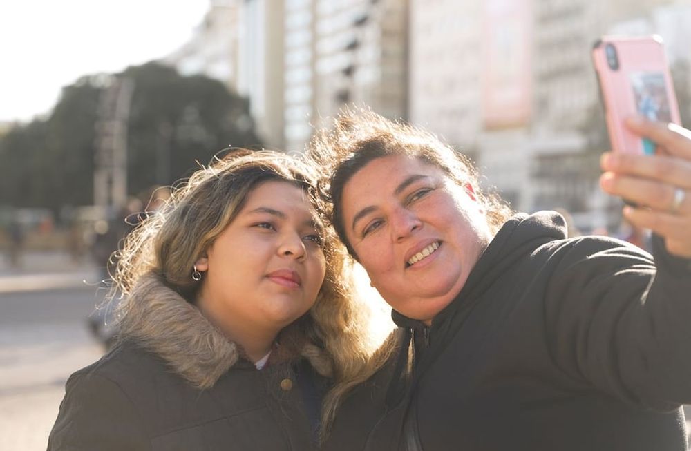 La adolescente cordobesa estuvo en el atelier del famoso diseñador Benito Fernández con su mamá Paola y ya tiene su modelo listo para festejar.