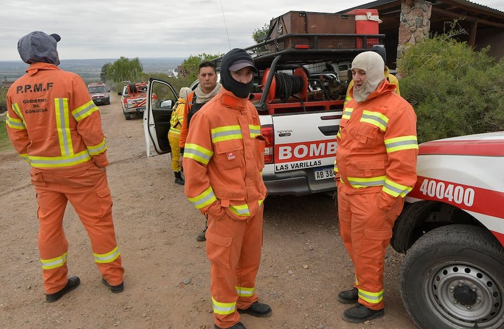 El colmo, atacar a una dotación de bomberos