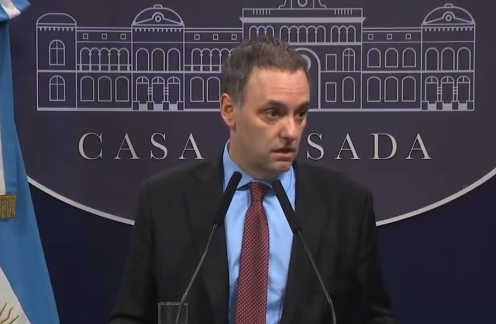 El vocero presidencial Manuel Adorni en conferencia de prensa. El Gobierno culpó la “herencia desastrosa” del kirchnerismo por el número malo de pobreza. (Captura de video)