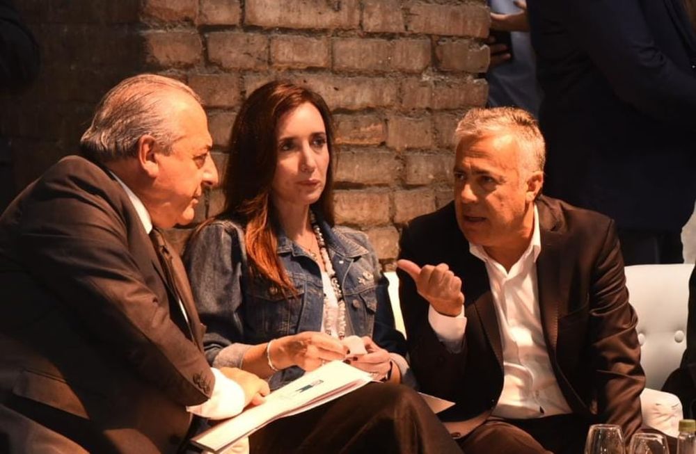 El presidente de Bodegas de Argentina, Walter Bressia, con la vicepresidenta de la Nación, Victoria Villarruel, y el gobernador de la provincia, Alfredo Cornejo, en el agasajo de BdA. Foto: Prensa Gobierno de Mendoza