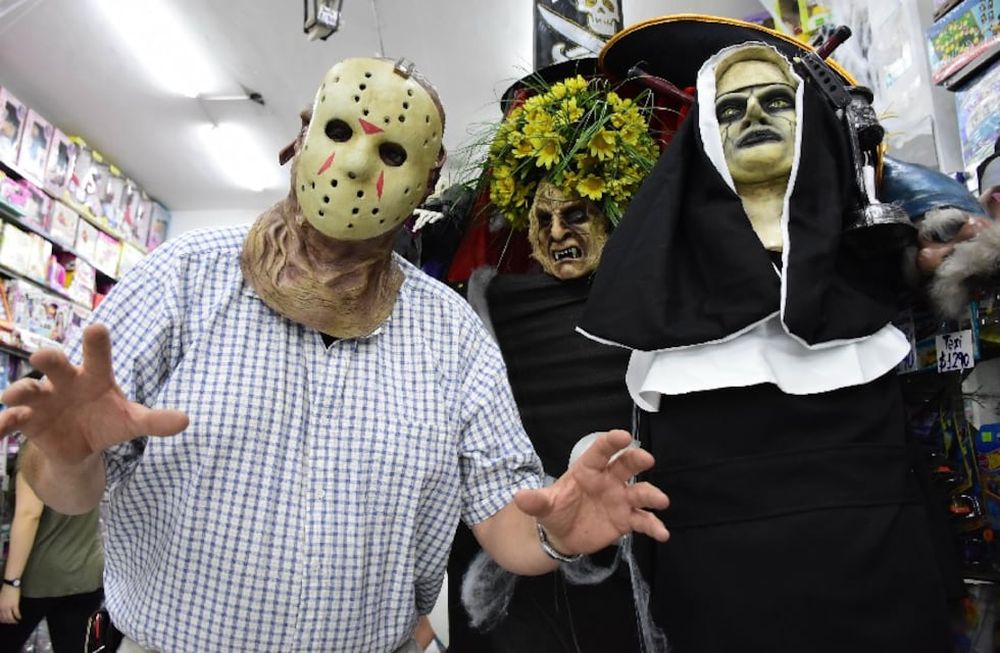 Cada vez más locales nocturnos realizan eventos especiales para Halloween. Héctor, de juguetería “Marilú”, ofrece decenas de disfraces. Foto: Mariana Villa / Los Andes