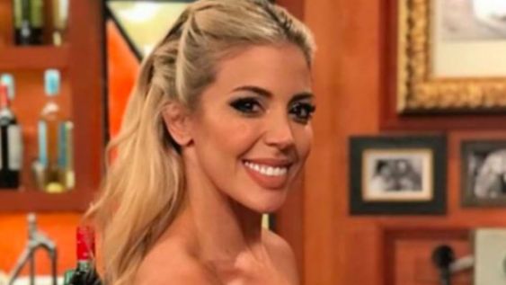 La foto ratonera de Virginia Gallardo: se vistió de colegiala con accesorios de unicornio