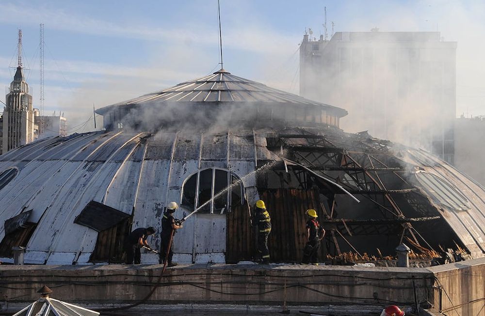 El incendio de la cúpula el Espacio Contemporáneo de Arte (ECA) pone en evidencia los protocolos para el tratamiento de edificios patrimoniales. Foto: Ignacio Blanco / Los Andes