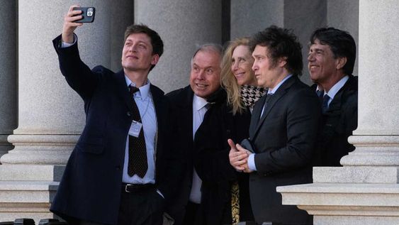 Estados Unidos: Santiago Caputo saca una selfie con Gerardo Werthein, Karina Milei, Javier Milei y Nicolás Posse a la salida de la Casa Blanca. (AP)