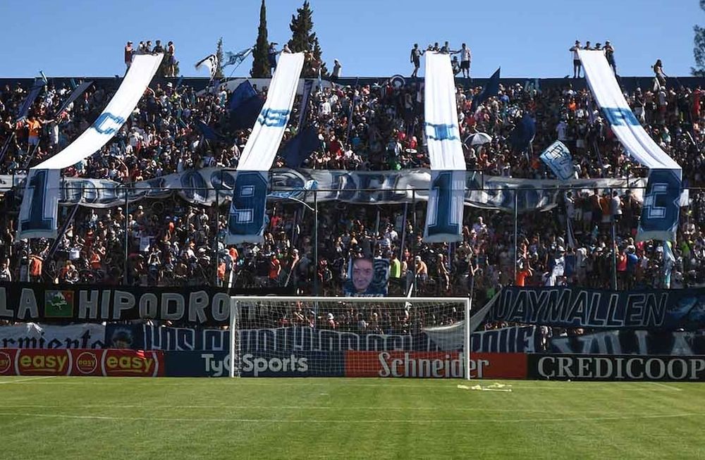 Futbol Primera Nacional, Independiente Rivadavia vs. Almirante Browm en el estadio Bautista Gargantini de Ciudad.La tribuna popular colmada de hinchas de la lepra.Foto: Jose Gutierrez