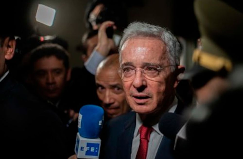 Por orden de la Corte Suprema, el ex presidente de Colombia Álvaro Uribe quedó con detención domiciliaria. Este miércoles dio positivo para coronavirus.