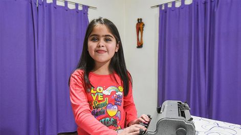 Los Andes | Tiziana tiene 9 años, padece de Retinopatia de grado 5 y necesita una maquina para escribir en sistema Braile y una computadora para poder estudiar mejor. Foto: Mariana Villa / Los Andes