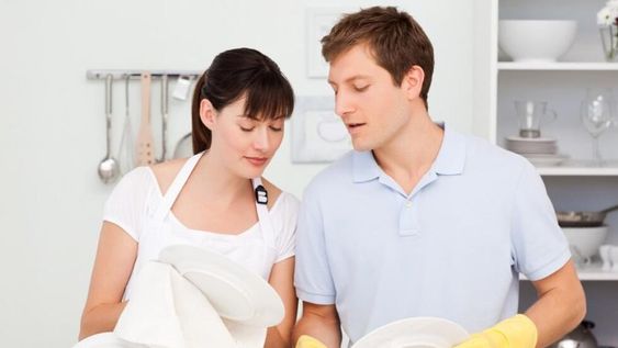 “Los ayudadores”, la campaña que muestra que las mujeres cargan con lo doméstico mientras los varones “ayudan”